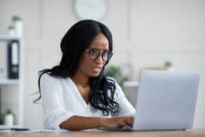 stressed-business-lady-looking-at-laptop-screen